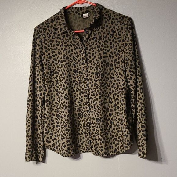 H&M Tops - Olive cheetah print button up shirt